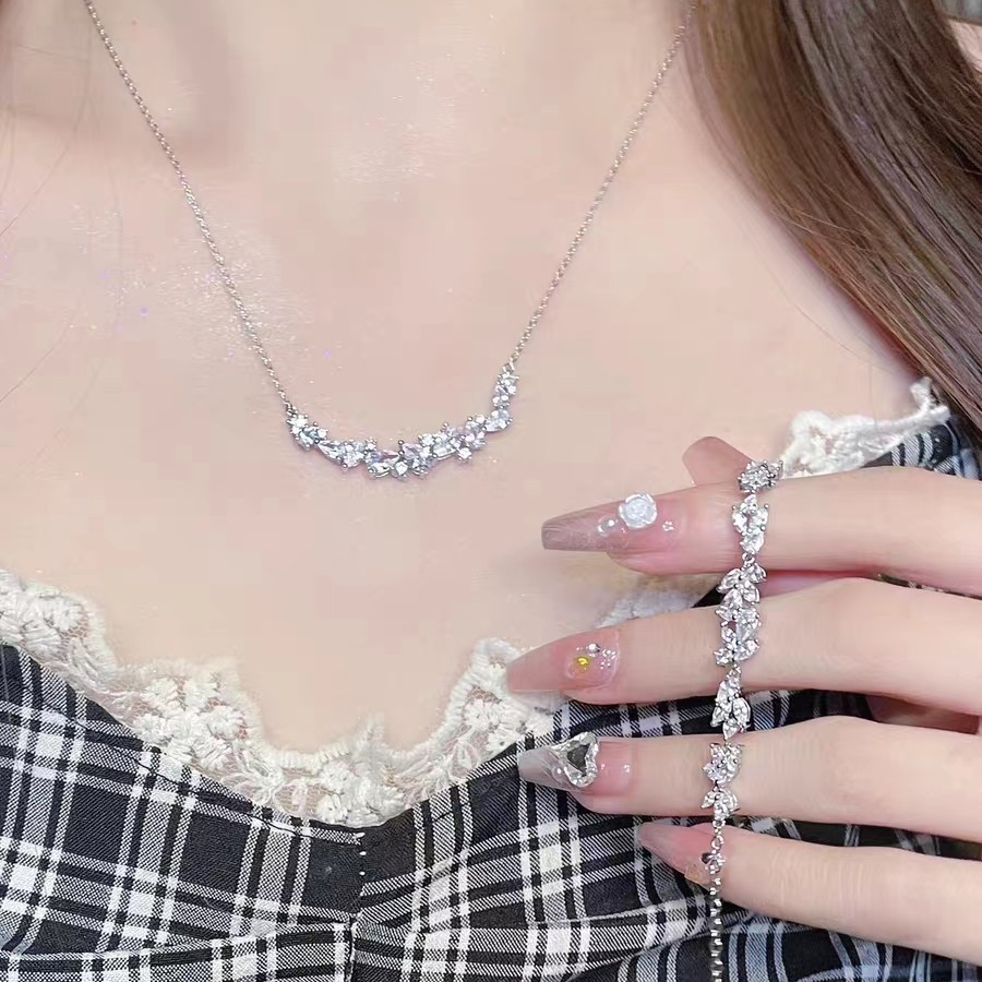 สร้อยข้อมือดอกไม้ฝังเพชร ดีไซน์หรูหราและเก๋ไก๋