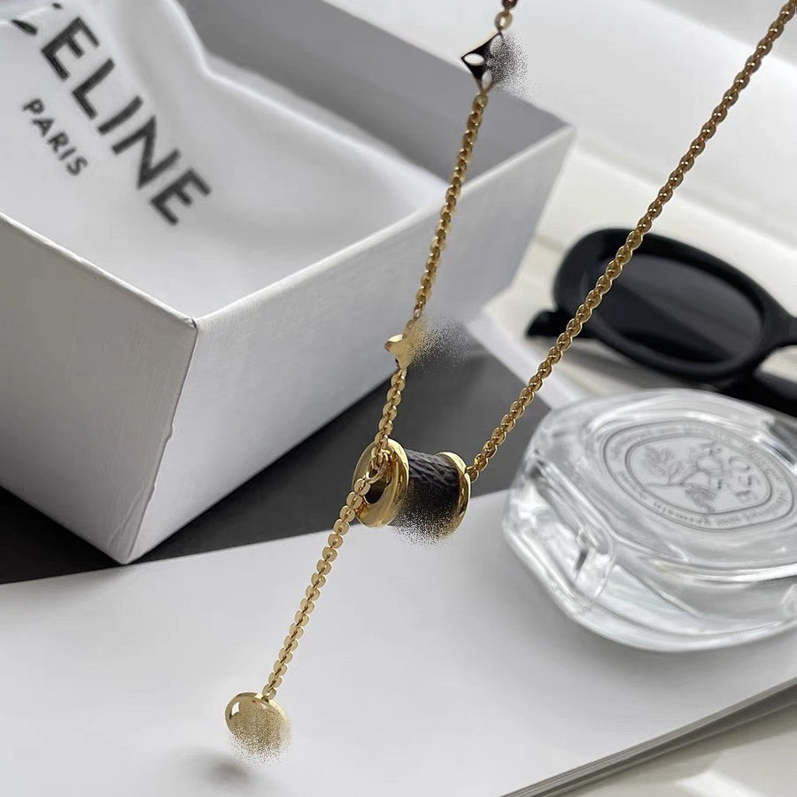 พู่สร้อยคอดีไซน์สี่ใบคล้อฟ ทำจากไทเทเนียมและเหล็ก เหมาะสำหรับคนสายตาพรभยโอปิก มีขนาดรอบเอวเล็ก