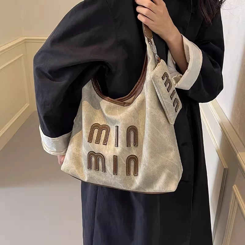 Miss_J พร้อมส่งจากกทม🎀กระเป๋าสตรีดีไซน์เฉพาะกลุ่ม พิมพ์ตัวอักษร สะพายข้างความจุสูง โทนสีทันสมัย ใช้งานได้ทุกโอกาส thumbnail 9