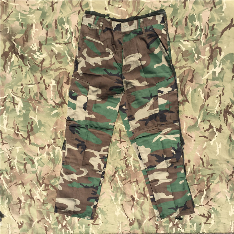 Pants ลาย Woodland สไตล์การฝึกซ้อมและปฏิบัติการ มีความคล้ายกับแบบจำลอง M81