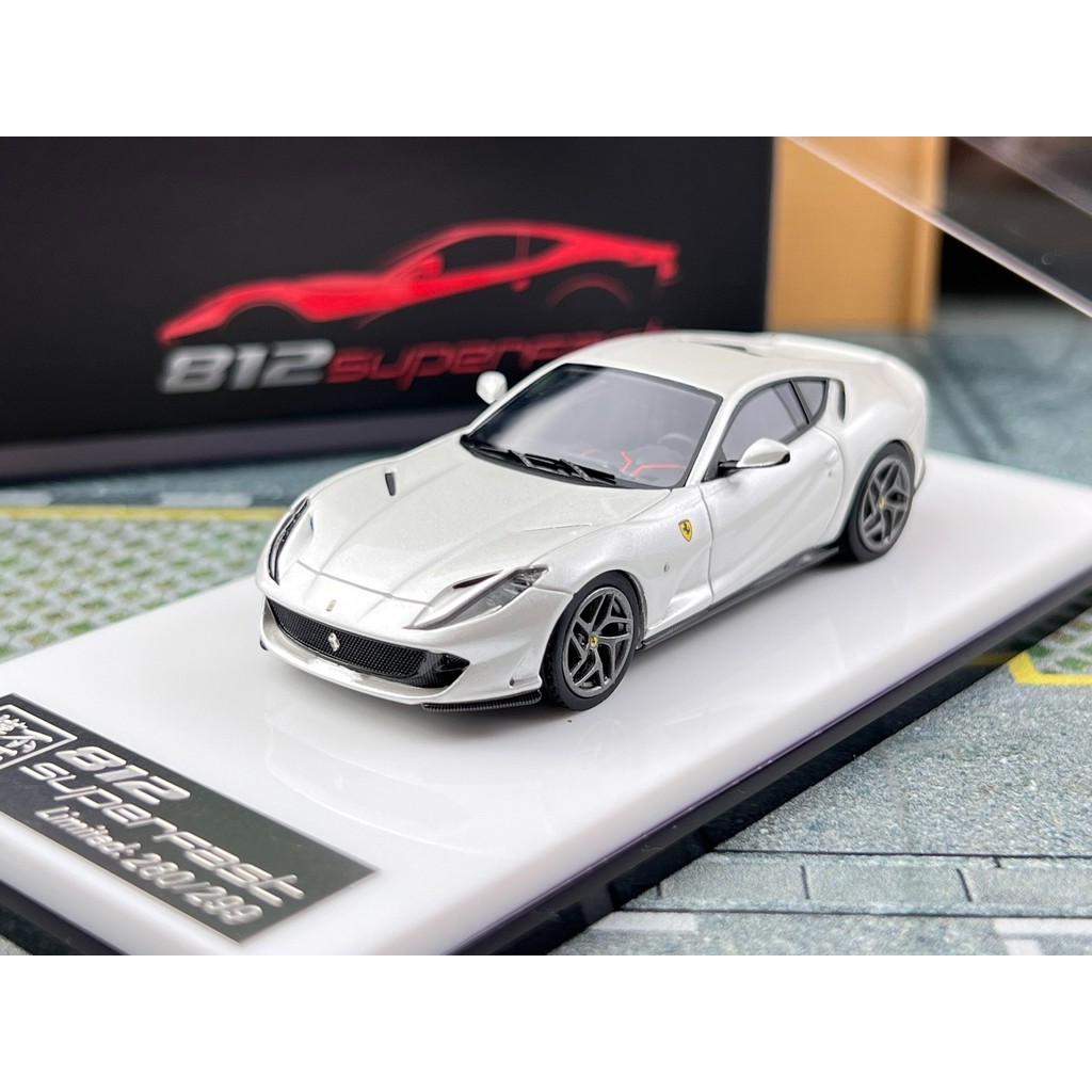 คลังสินค้าพร้อมโมเดลไม่สม่ําเสมอเล่น 1: 64 Ferrari 812 superfast Collection โมเดลรถเรซิ่นแบบคงที่