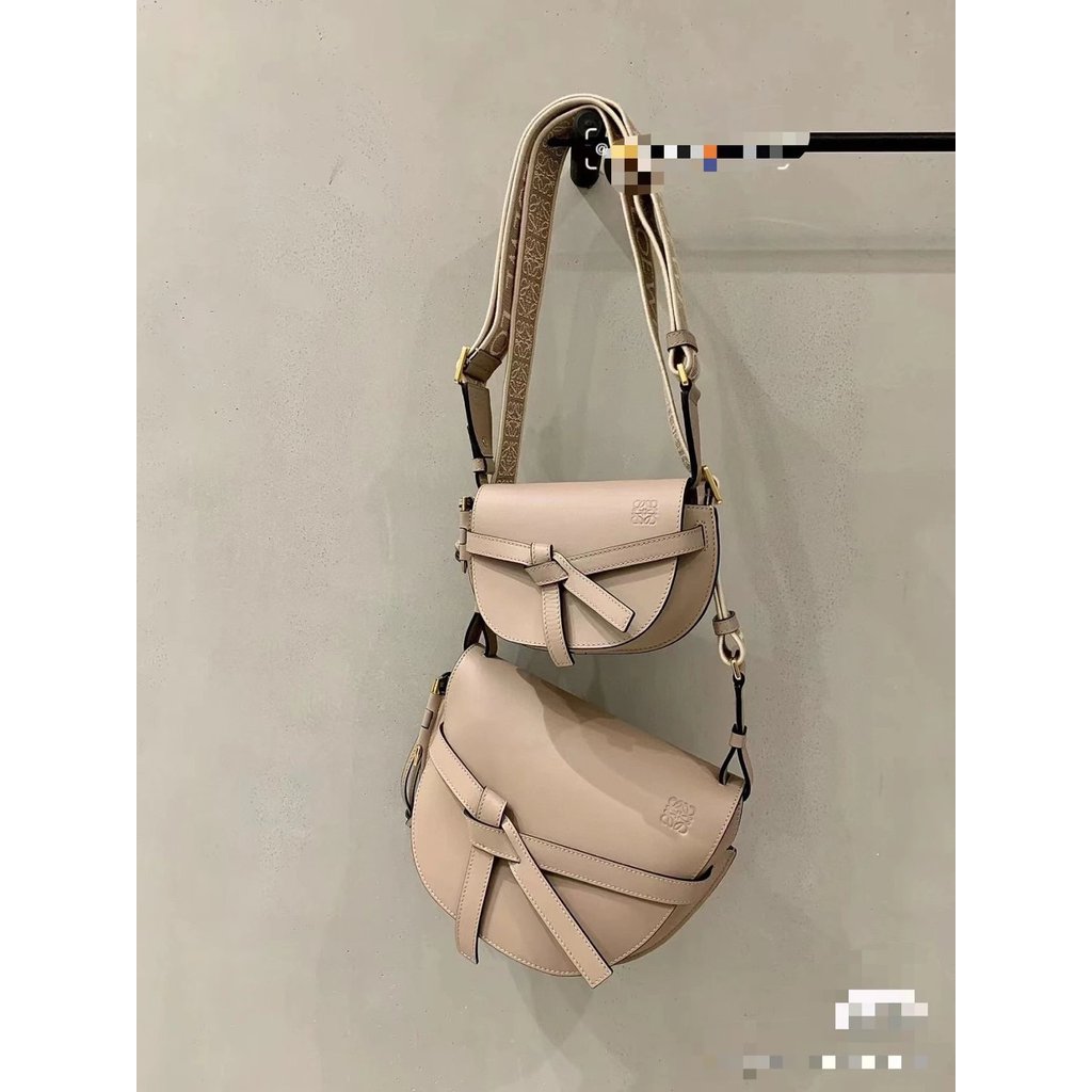 กระเป๋าสะพาย Loewe Mini Saddle Bag สีทราย กางเกงสายกว้าง