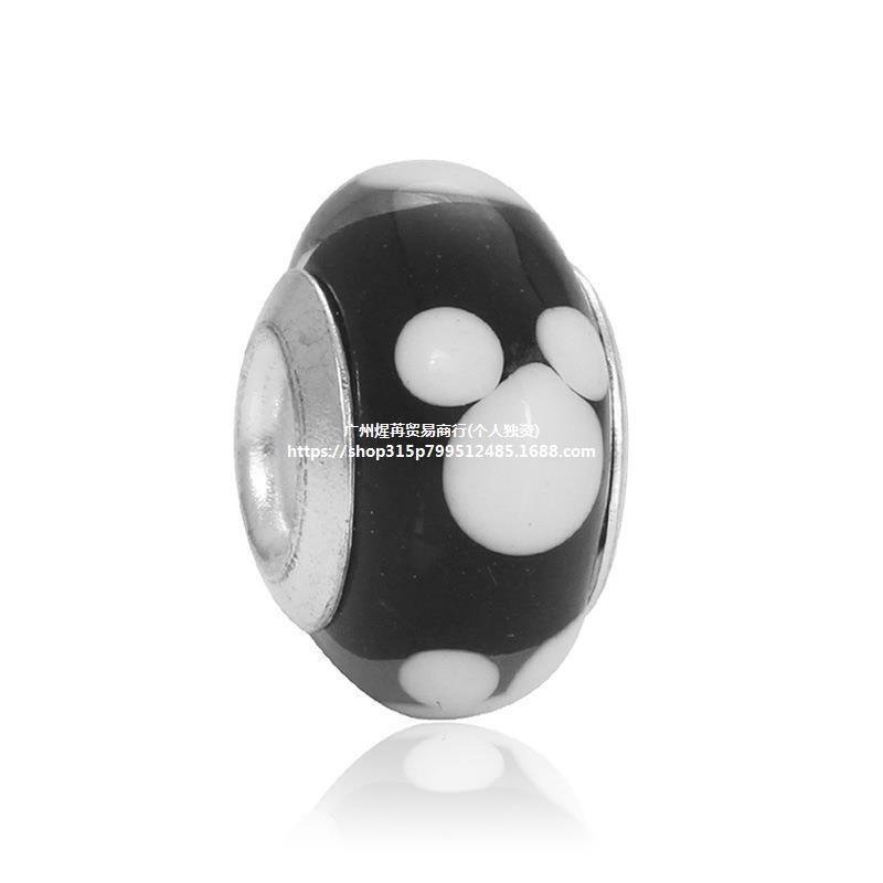 ตัวเว้นวรรค ลูกปัดหลวม และอุปกรณ์เครื่องประดับ DIY มีสต็อกจำนวนมาก พร้อมสร้อยคอและสร้อยข้อมือสีสันสด