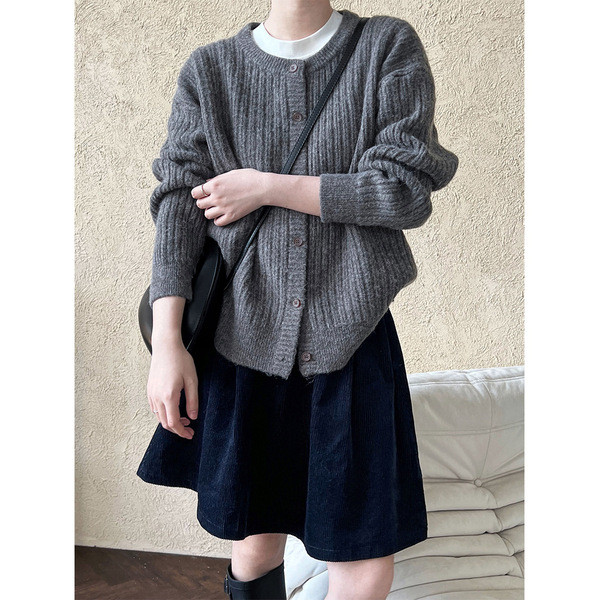 comfy cardigan sweater ไหมพรม เสื้อสเวตเตอร์สไตล์เรโตรอบคอสั้นสำหรับผู้หญิง ฤดูใบไม้ร่วงปี 2024 - Lu
