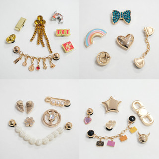 Miss Zoe Jibtz สร้อยมุกลอยบนพื้นหลังโลหะสำหรับรองเท้าแตะแบบค…