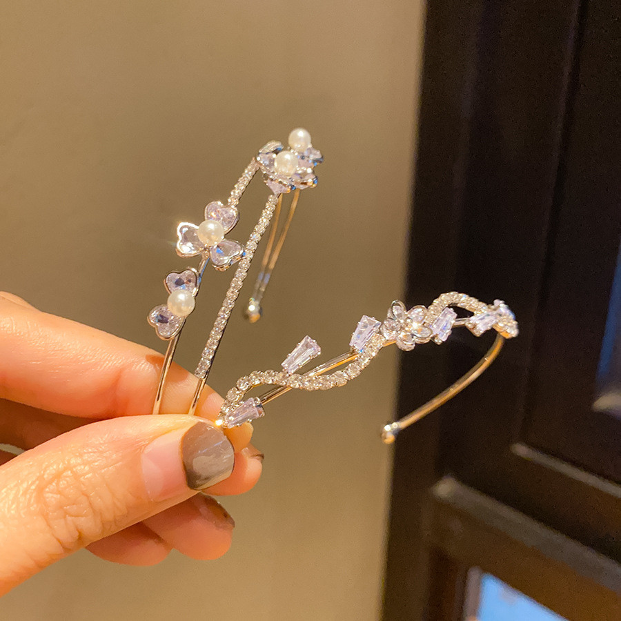 สร้อยข้อมือแฟชั่นพร้อมตุ๊กตาดอกไม้แบบลูกฟูก ระดับไฮเอนด์