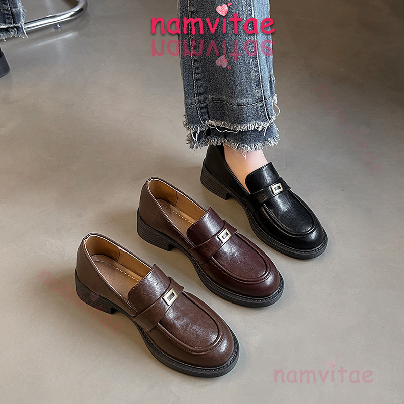 Namvitae รองเท้าแฟชั่นไม่มีส้นสำหรับผู้หญิง ดีไซน์เรียบง่ายและย้อนยุค ตกแต่งโลหะ หนังนิ่มสวมใส่สบาย