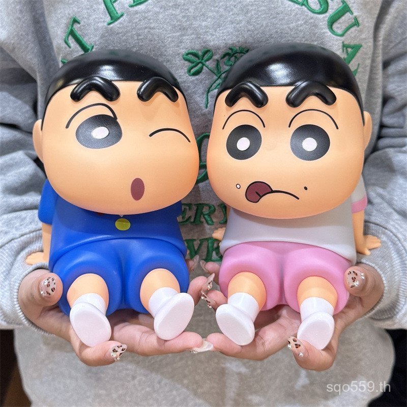 ของแท้ตุ๊กตาเวลาเดสก์ท็อปตกแต่งตุ๊กตา Piggy Bank Crayon Shin-Chan รูป Leisure น่ารัก Piggy Bank Seri