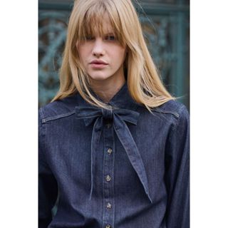 H&M(เอชแอนด์เอ็ม) เสื้อเบลาส์ยีนส์ดีไซน์โบว์ Women Bow-detai…