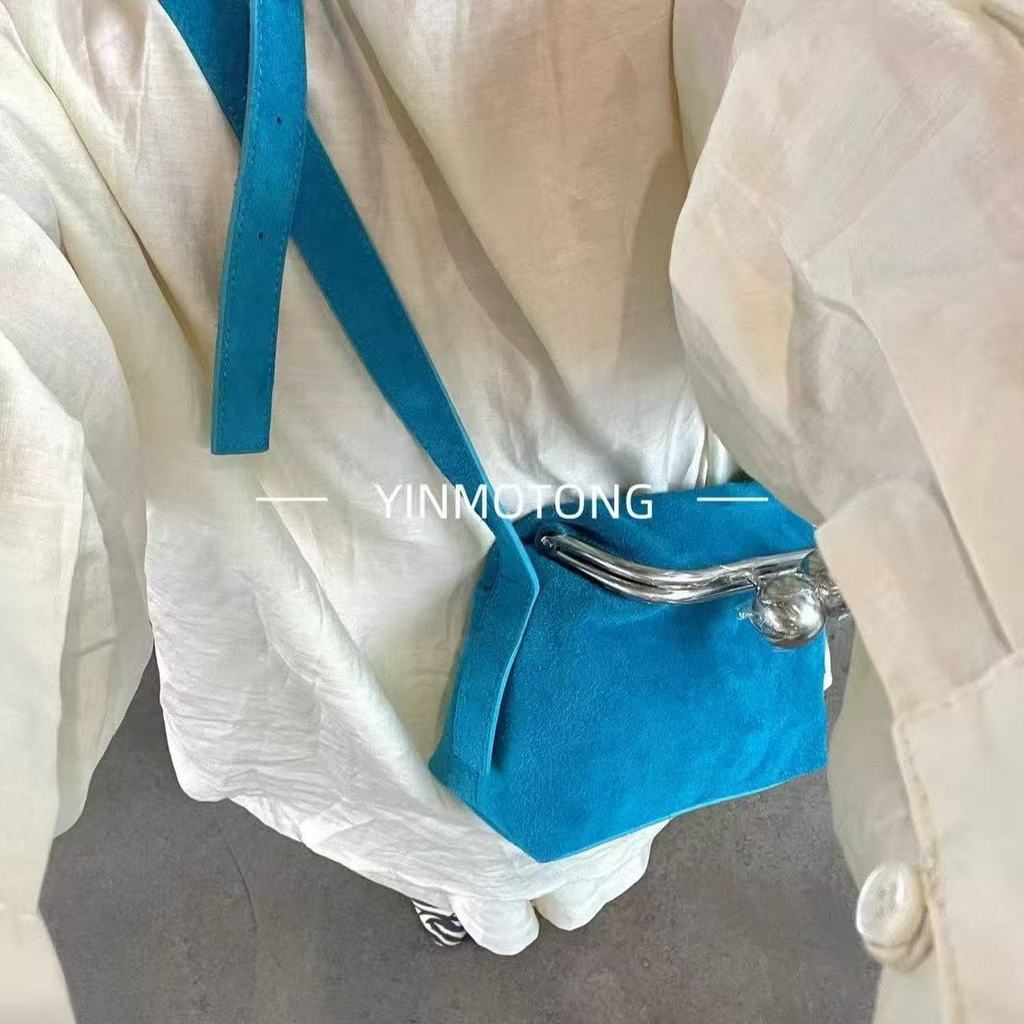 เกาหลีใหม่ ส่งตรง สีฟ้า ความรู้สึกระดับพรีเมี่ยม กระเป๋าสะพายไหล่เดียว กระเป๋าสะพายไหล่เล็กเกาหลี