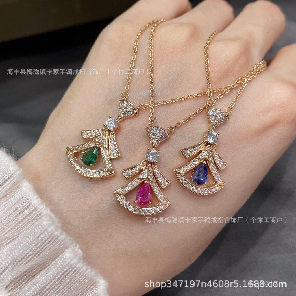 กระโป่งทรงเล็ก แบรนด์ Baojia ลูกไม้หรูหรา มาพร้อมสร้อยคอคลาวิกเกิ้ล และสร้อยข้อมือลายพัดลมชุบทองโรสโ