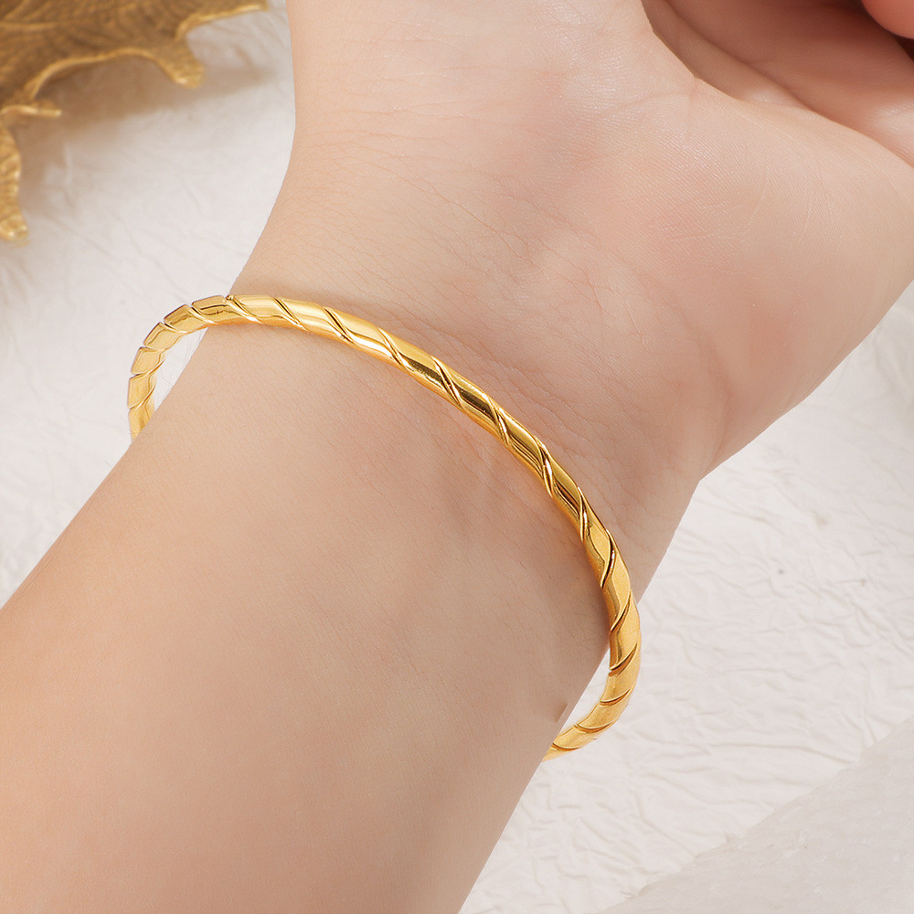 2025 สไตล์ใหม่ 18K Gold Plated Titanium Steel Twist สร้อยข้อมือหญิงประณีตแฟชั่น All-Match สร้อยข้อมือ