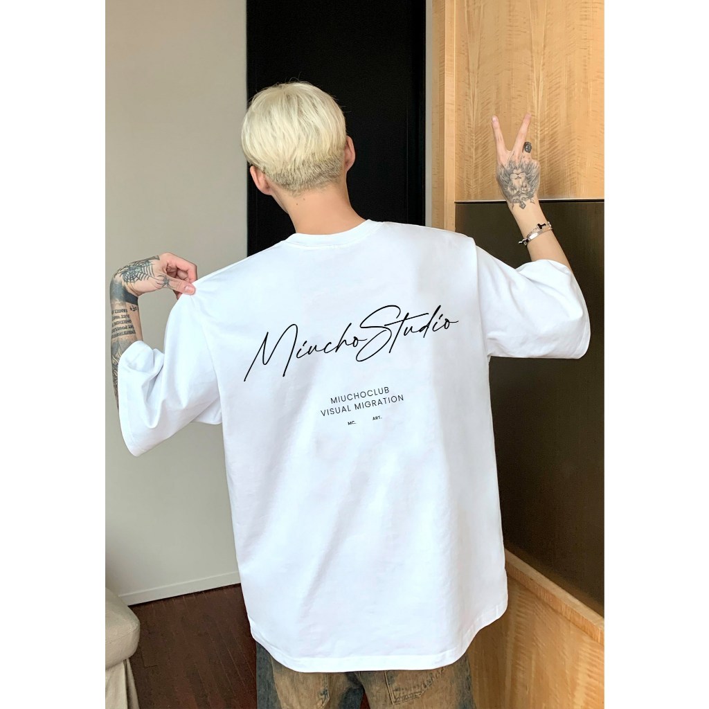 (COD) เสื้อยืดทรงหลวมผู้ชาย แบรนด์ท้องถิ่น ATD1496 Miucho Man ผ้าคอตตอนสุดเท่ คอกลม พิมพ์ลายพื้นฐาน