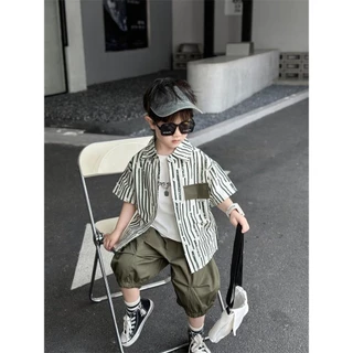 เสื้อเชิ้ตแขนสั้นลายทางสไตล์เกาหลีสำหรับเด็กผู้ชาย ระบายอากาศได้ดี เย็นสบาย เหมาะสำหรับใส่ไปทะเล มีเสื้อแถมมาด้วย 1 ตัว