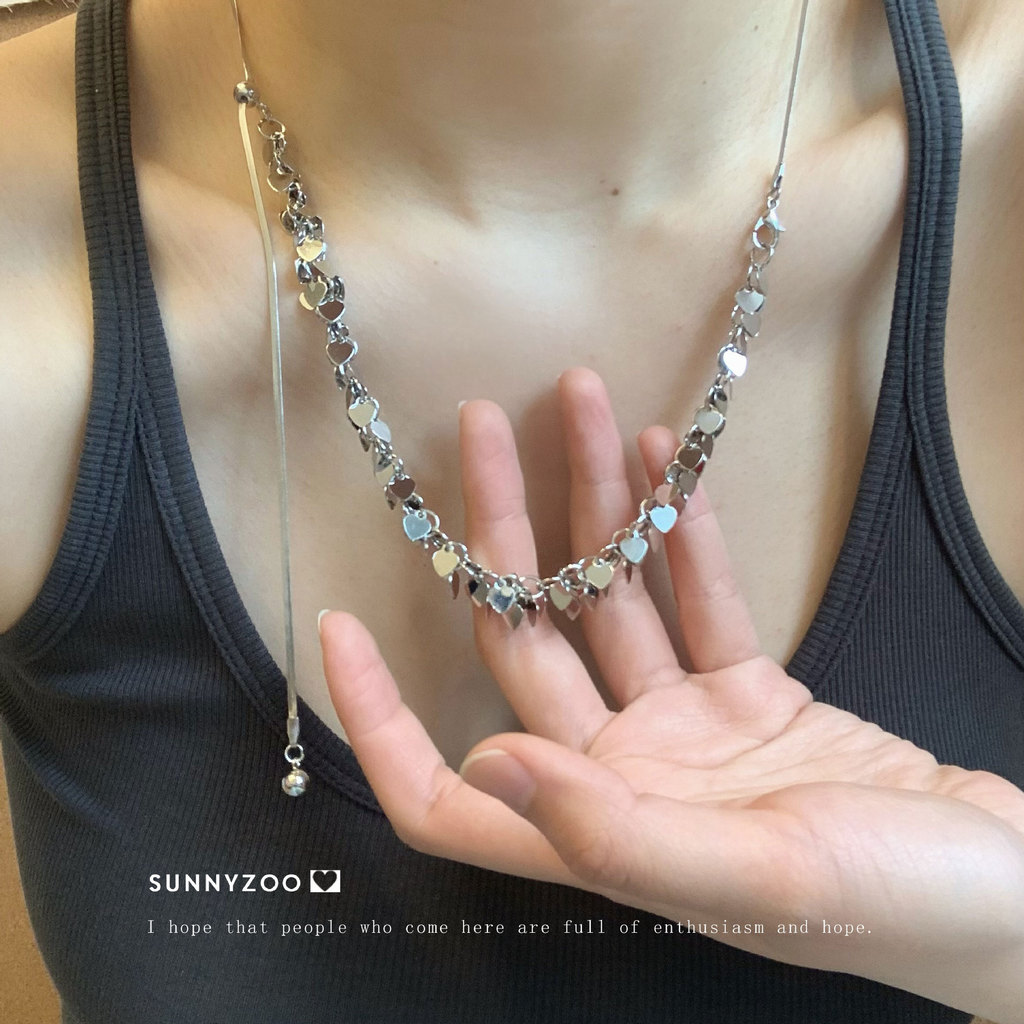 สร้อยคอมีเลื่อมและโซ่นาฬิกาแบบงู ทำจากไทเทเนียมเหล็ก มีการออกแบบพู่แม่เหล็กและหูสร้อยคอแบบบัฟเฟอร์ C