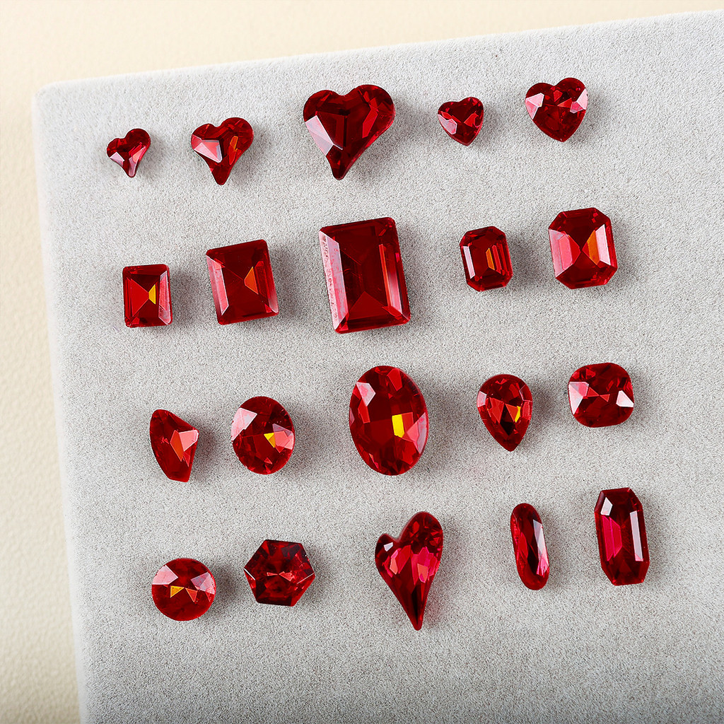 10ชิ้นแพ็คสไตล์ใหม่บิ๊กสีแดงชี้ด้านล่างเพชรหลวมอุปกรณ์แต่งเล็บรักคดเคี้ยวหัวใจยาวผสมเล็บสามมิติตกแต่ง - รูปที่ 2