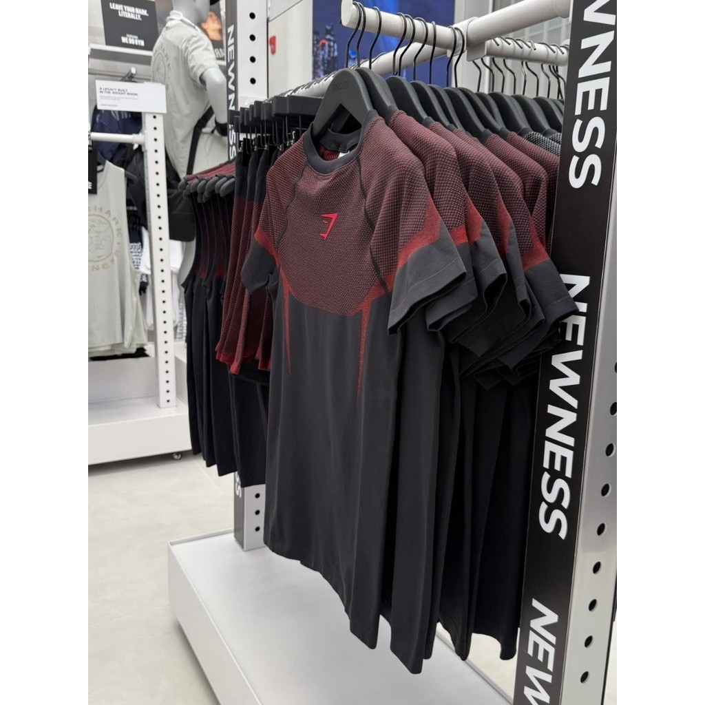Gymshark แขนสั้นผู้ชายกีฬาฟิตเนสวิ่งชุดฝึกซ้อมยืดครึ่งแขนสีทึบ Slim-Fit เสื้อยืดคอกลม