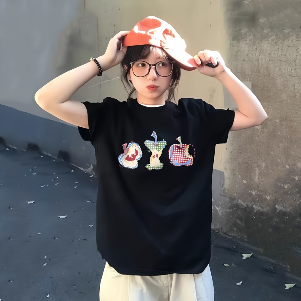 KYO  【พร้อมส่ง】 เกาหลีสไตล์ เสื้อยืด ผู้หญิง พิมพ์ลาย “Three apples” ผ้าCOTTON โคตรนุ่ม OVERSIZE ส่งจากไทย ราคา ถูกที่สุด ดีลบีเคเค แกลเลอรีภาพที่ 2