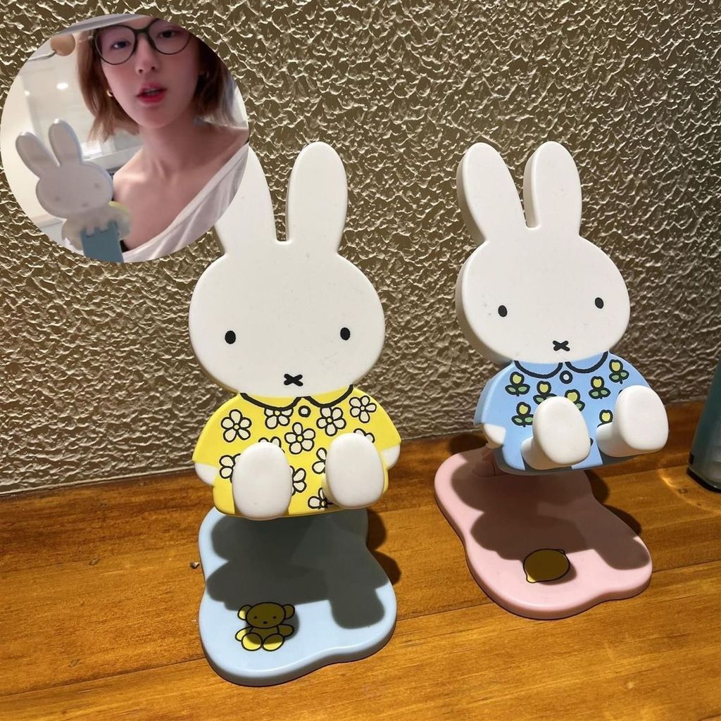 Miffy Bunny โทรศัพท์แท็บเล็ตขาตั้งน่ารักที่วางเดสก์ท็อปแบบปรับได้ | ของตกแต่งโต๊ะทํางาน Kawaii | ขาตั้งมือถือและไอแพดอเนกประสงค์ | อุปกรณ์โฮมออฟฟิศ | พิ้งกี้มี