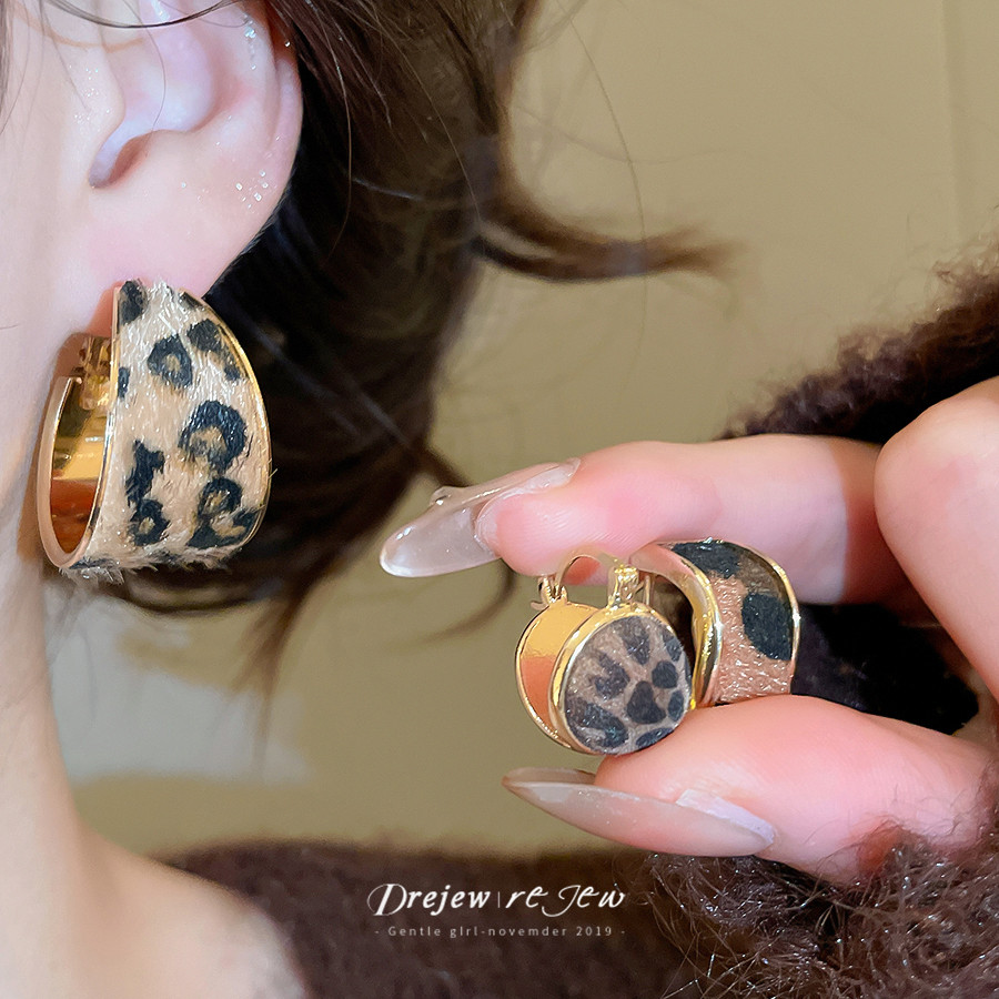 Dreejew เสือดาวพิมพ์ Huggie Hoop ต่างหูแฟชั่นสำหรับผู้หญิง สไตล์ Furry & Textured เหมาะเป็นของขวัญ