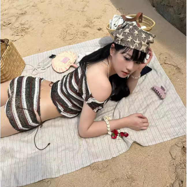 ไอสปอร์ต 2025 มาใหม่สไตล์ยุโรปลายแยกชุดว่ายน้ําผู้หญิงเซ็กซี่สี่ชิ้นบิกินี่ชุดทอลูกไม้ขึ้นวันหยุดชายหาดน้ําพุร้อน - รูปที่ 2