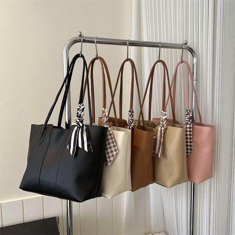【พร้อมส่ง】กระเป๋าสะพาย （พร้อมผ้าพันคอ）ดีไซน์ไม่ซ้ำใคร ทันสมัย เหมาะสำหรับกลุ่มแฟชั่นใหม่ในปี