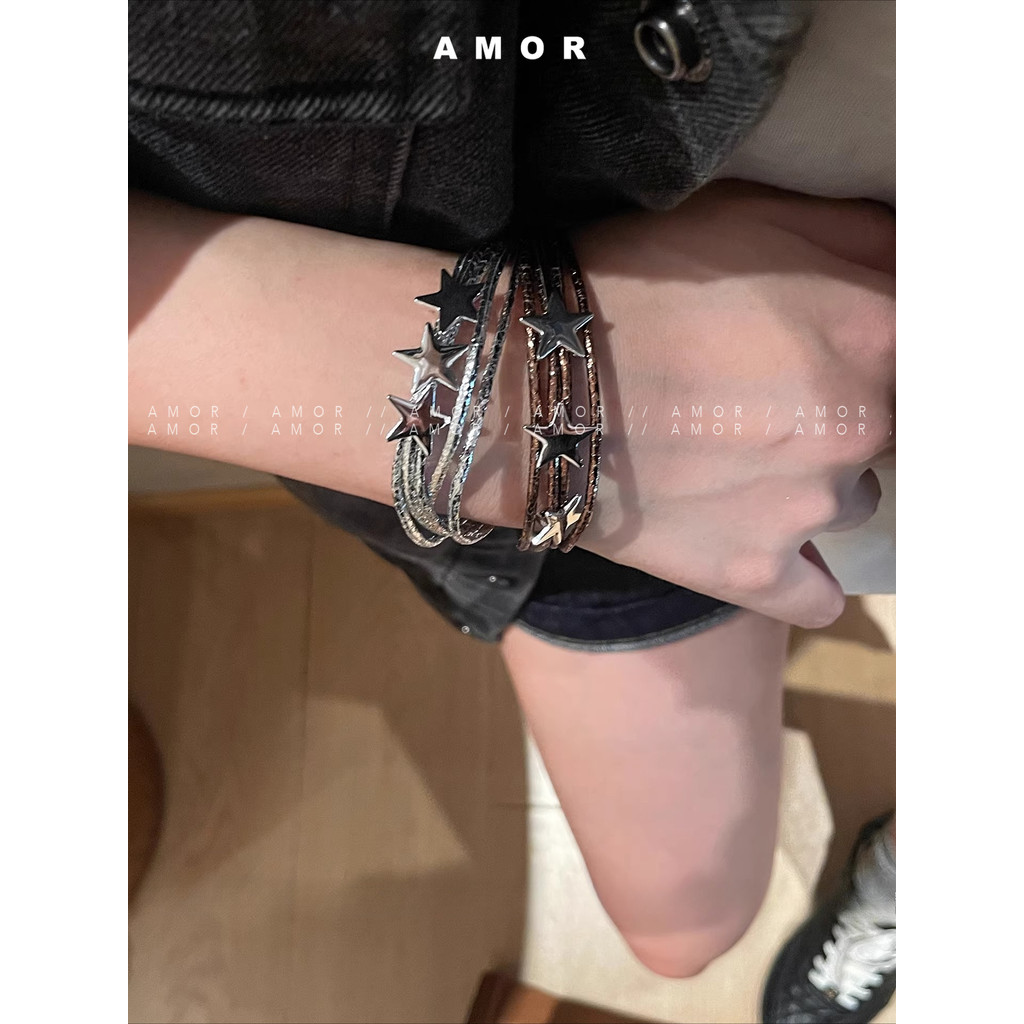 สร้อยข้อมือสไตล์ Punk Y2K แบบ Multi-Layer กับแม็กเนติคคลัสมีการออกแบบเฉพาะตัว