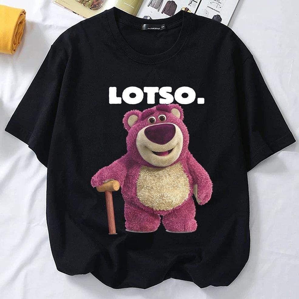 เสื้อยืดผู้หญิง 100% คอตตอน 220 กรัม ตุ๊กตาหมี Lotso สีชมพู สตรอเบอร์รี่ ฮัก XS-3XL เสื้อยืดผู้หญิง 