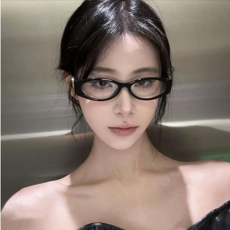 แว่นกันแดดรูปไข่อย่างย้อนยุคสำหรับทั้งสตรีและชาย พร้อมสายคล้องคอน่ารัก