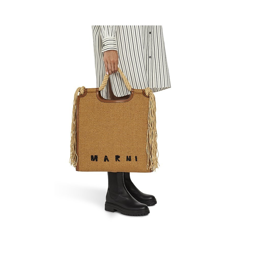 กระเป๋าถือแนวตั้งสุภาพสตรียี่ห้อมาร์นิ MARNI หรูหราและทันสมัย