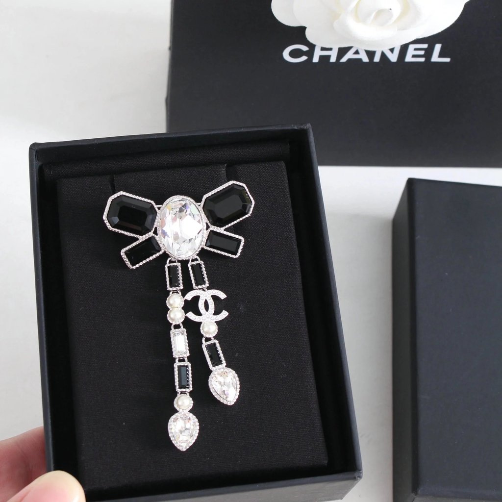 ชุดเครื่องประดับชาแนล 23K สีดำและขาว เพชรโบว์ พู่เข็มกลัด และสร้อยคอ