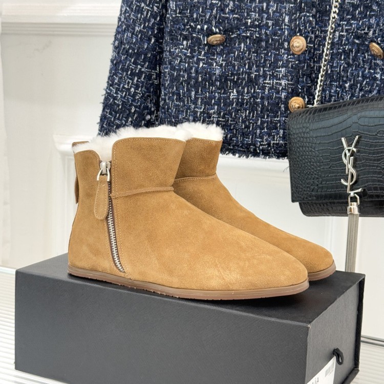 Alaia รองเท้าบูทหัวกลมแบบใหม่ มีซิปด้านข้างและฟูกันหนาวจากขนสัตว์ ทำมาจากหนังแท้ พื้นแบนออกแบบมาให้น