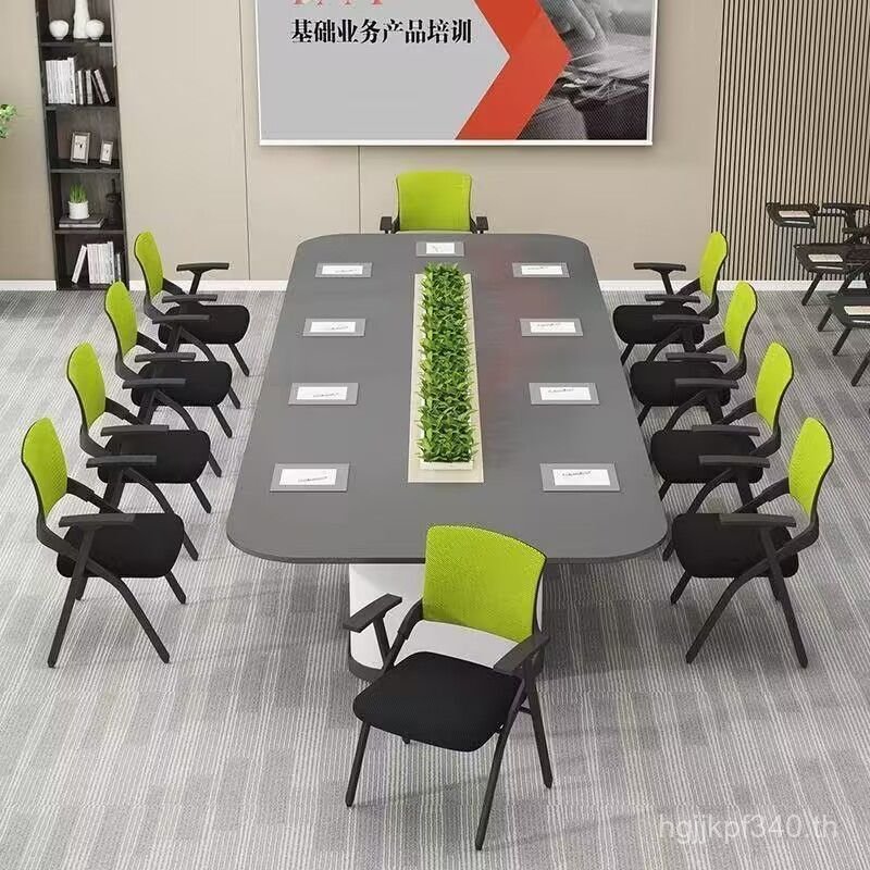 ห้องประชุมที่เรียบง่ายตารางคณะกรรมการการประชุมเก้าอี้สํานักงานกระดานเขียนประชุมกับเก้าอี้ฝึกอบรมพับเ