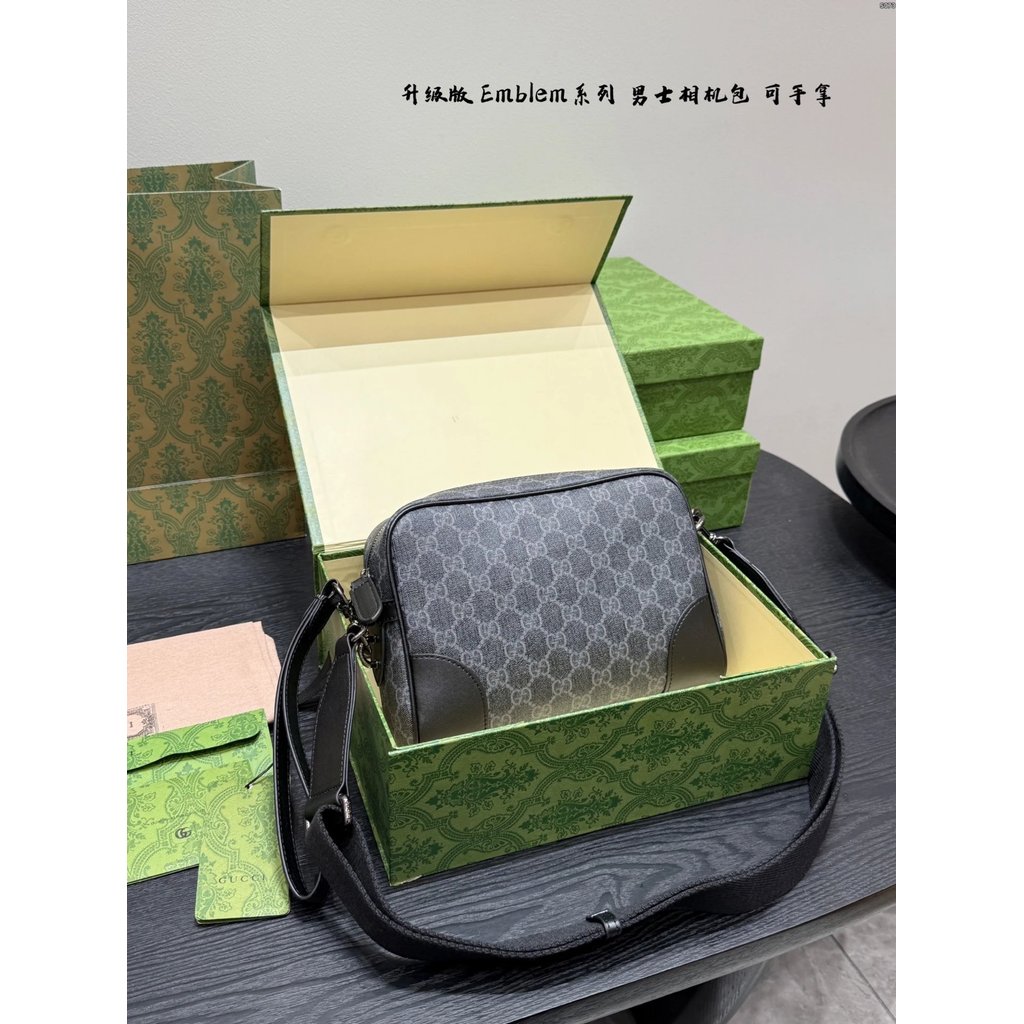 GUCCI GUCCI Emblem กระเป๋ากล้องผู้ชาย Messenger Bag เทรนด์แฟชั่น Messenger Bag กระเป๋าถือ