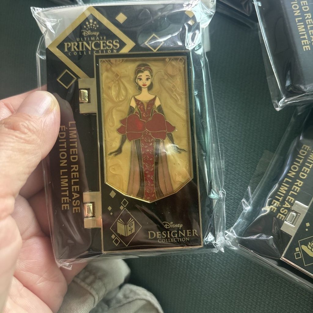 Hong Kong Disney Designer Limited Edition Princess Badge One Piece One Price/Beads 2511.17