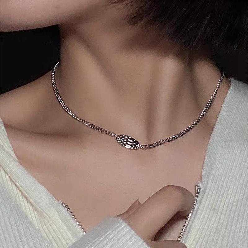 ใหม่ Simple High-End แบนเปลี่ยน Python รูปแบบสร้อยคอหญิงรู้สึก Clavicle Chain Light
