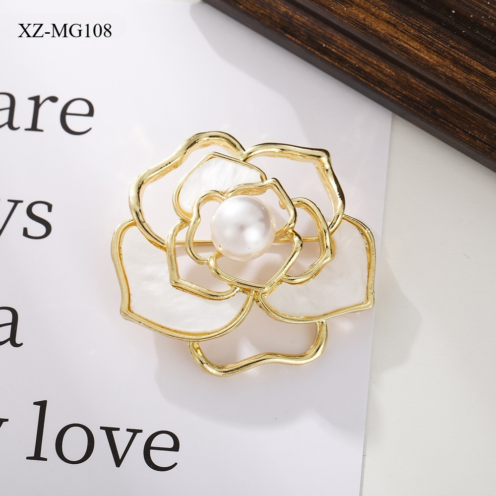 เข็มกลัดติดหน้าอกไข่มุกดอกคามิเลียไข่มุกหรูหราสไตล์ชนเผ่าเข็มกลัดฤดูร้อนชุดสูทระดับไฮเอนด์