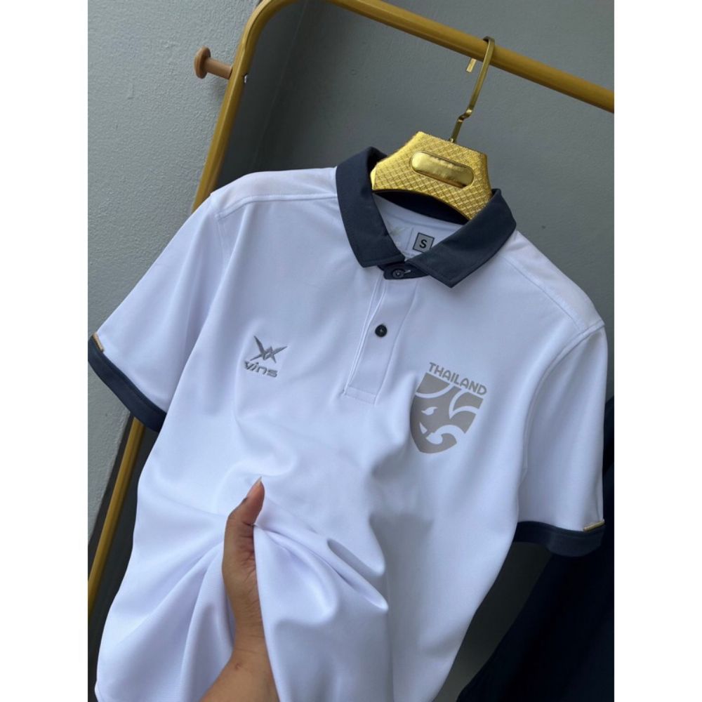 เสื้อโปโลผู้ชาย มาในเซ็ตรูปแบบคู่ สไตล์ย้อนยุคพร้อมลายพิมพ์ และออกแบบเป็นเสื้อลогоของทีมชาติ