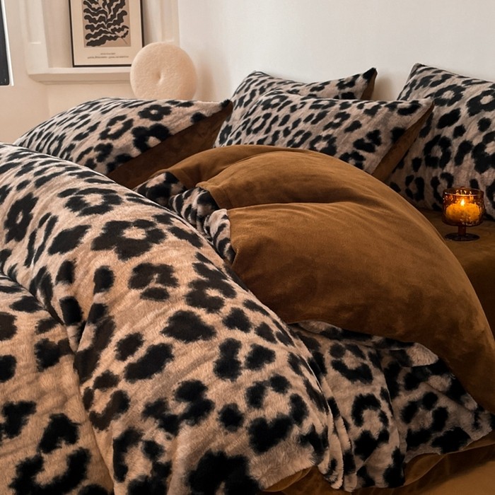 สไตล์พิมพ์ลายเสือดาวเซ็กซี่ สักหลาดอบอุ่น 4 ใน 1 ผ้าปูที่นอนนมกํามะหยี่ผ้าห่มปกชุดเครื่องนอนราชินี/ขนาดคิงไซส์แผ่นติดตั้ง