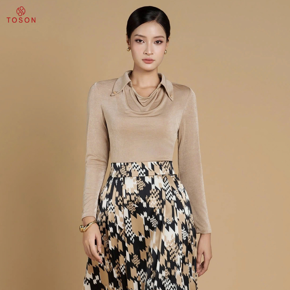 เสื้อเชิ้ตซาควินสีเบจเข้มผู้หญิงคอปกและกระดุมเยอรมัน AS123E95 Toson