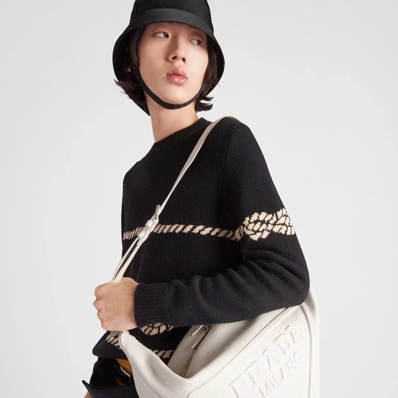 Prada Prada22s กระเป๋าสะพายข้างทรงสามเหลี่ยมหนังเต็ม