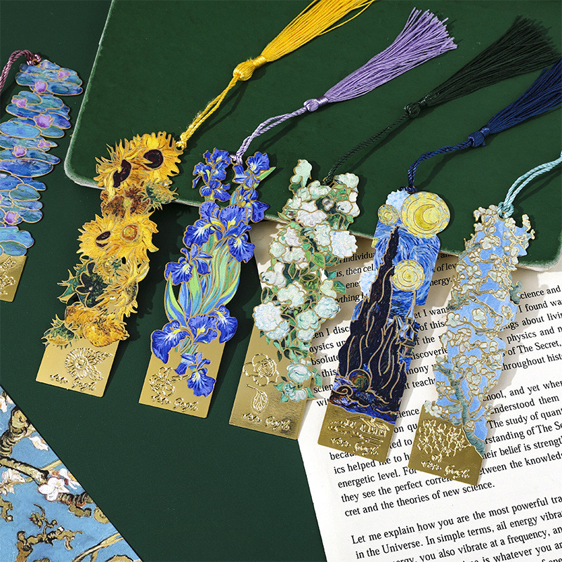 ภาพวาดที่สวยงามที่คั่นหนังสือโลหะพร้อมพู่นักเรียนผู้ถือหน้าหนังสือ