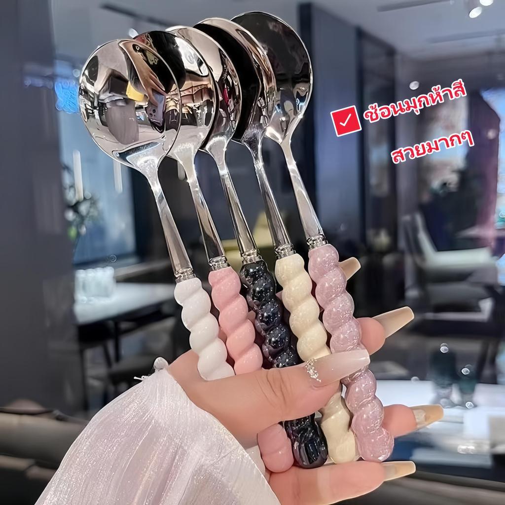 ช้อนสแตนเลส 5 ชิ้น ด้ามเซรามิกกันลื่น สีพาสเทล ดีไซน์น่ารัก สไตล์ตะวันตก