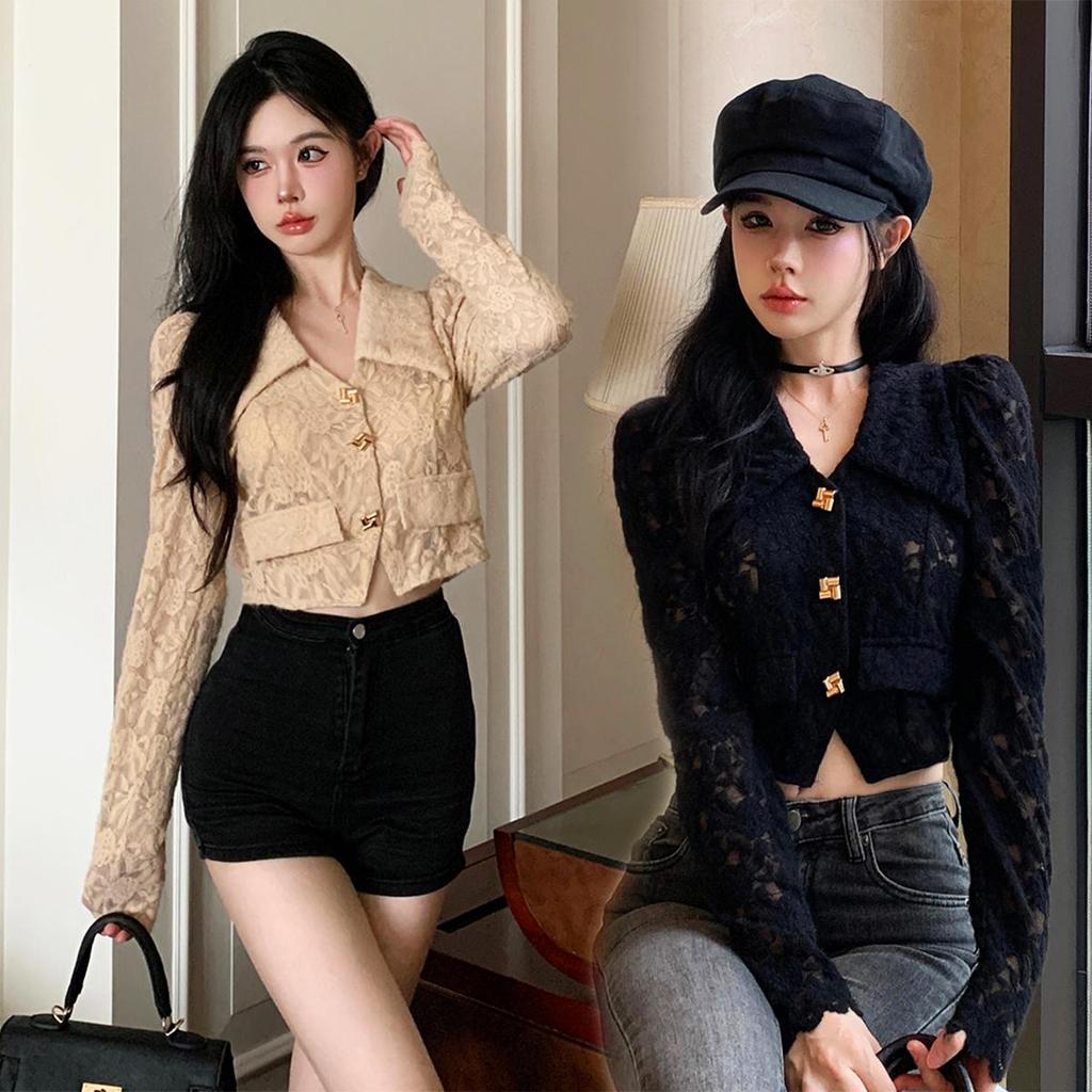 Chili Koko เสื้อเชิ้ตลูกไม้สไตล์ฝรั่งเศสแขนยาวกระดุมทอง ปกโปโล เสื้อเชิ้ตแขนยาวทรงเข้ารูปสีดำ ผ่าเว้าสุดเซ็กซี่ W676