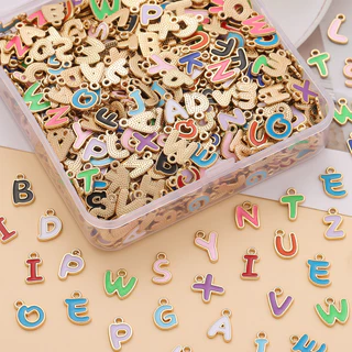 จี้ตัวอักษรสีสัน 50-100 ชิ้น สุ่มตัวอักษร A-Z ทำเครื่องประดับเองได้ ใช้ทำต่างหู สร้อยข้อมือ สร้อยคอ