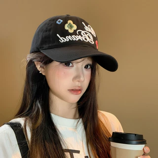 Halo studio พร้อมส่ง🔥หมวกเบสบอลสไตล์เกาหลีสุดเทรนด์พร้อมการปักตัวอักษรและดอกไม้ที่ทำให้ใบหน้าของคุณดูเล็กลง