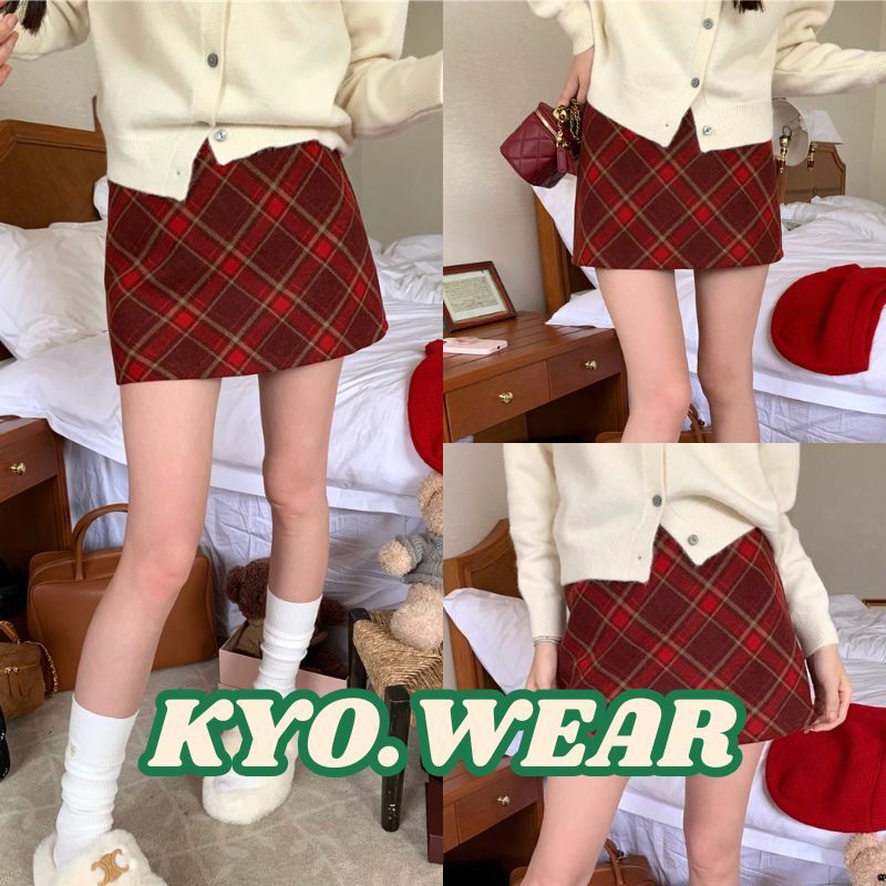 KYO 🌸【พร้อมส่ง 】 เกาหลีสไตล์ กระโปรงมินิผู้หญิงใหม่ย้อนยุคลายสก๊อตสีแดงทำด้วยผ้าขนสัตว์เอวสูงทรงเอสำหรับลำลอง NK25111