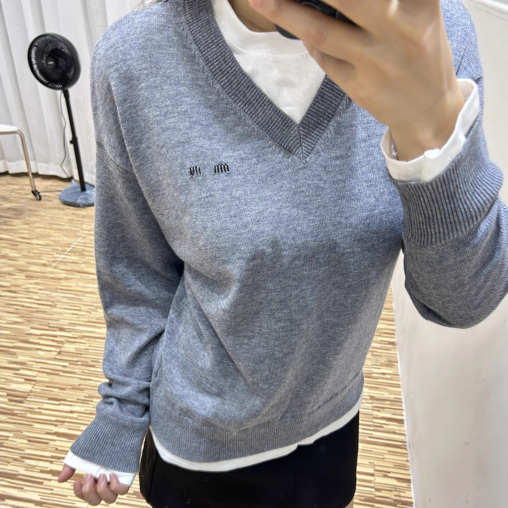 4UNQ MI*U Fashionable Simple Age-Reducing Loose Fit Fake Two-Piece Patchwork V Collar Long Sleeve Sw