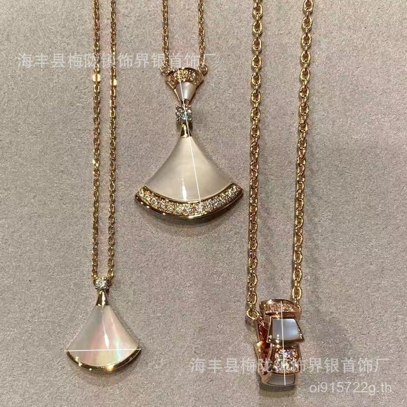 เพชรสไตล์ใหม่กระโปรงขนาดเล็กชุบสร้อยคอ Baojia สีขาว Mother-of-Fritillary ทอง 18k พัดลมรูป Clavicle C