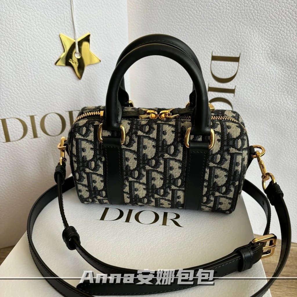 หมอนและกระเป๋า Dior Groove 16 nanoOblique สไตล์ Jisoo Retro Vintage พร้อมเป้และMessenger Bag